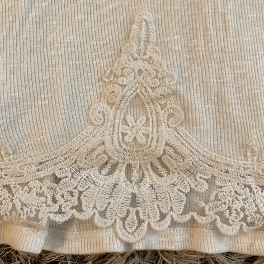 White top - Picture 3 of 3